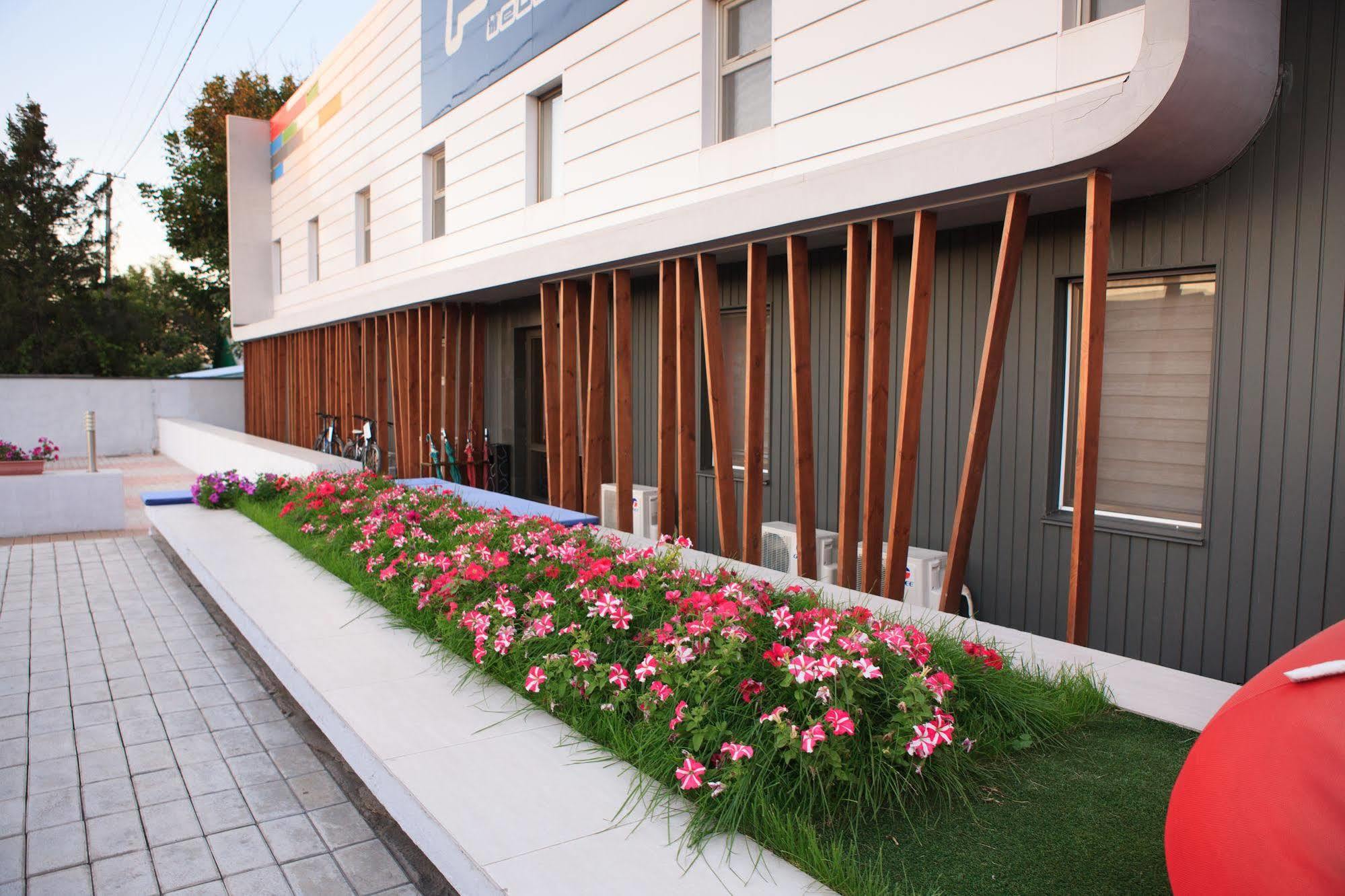 Futuro Hotel Bishkek Exterior foto
